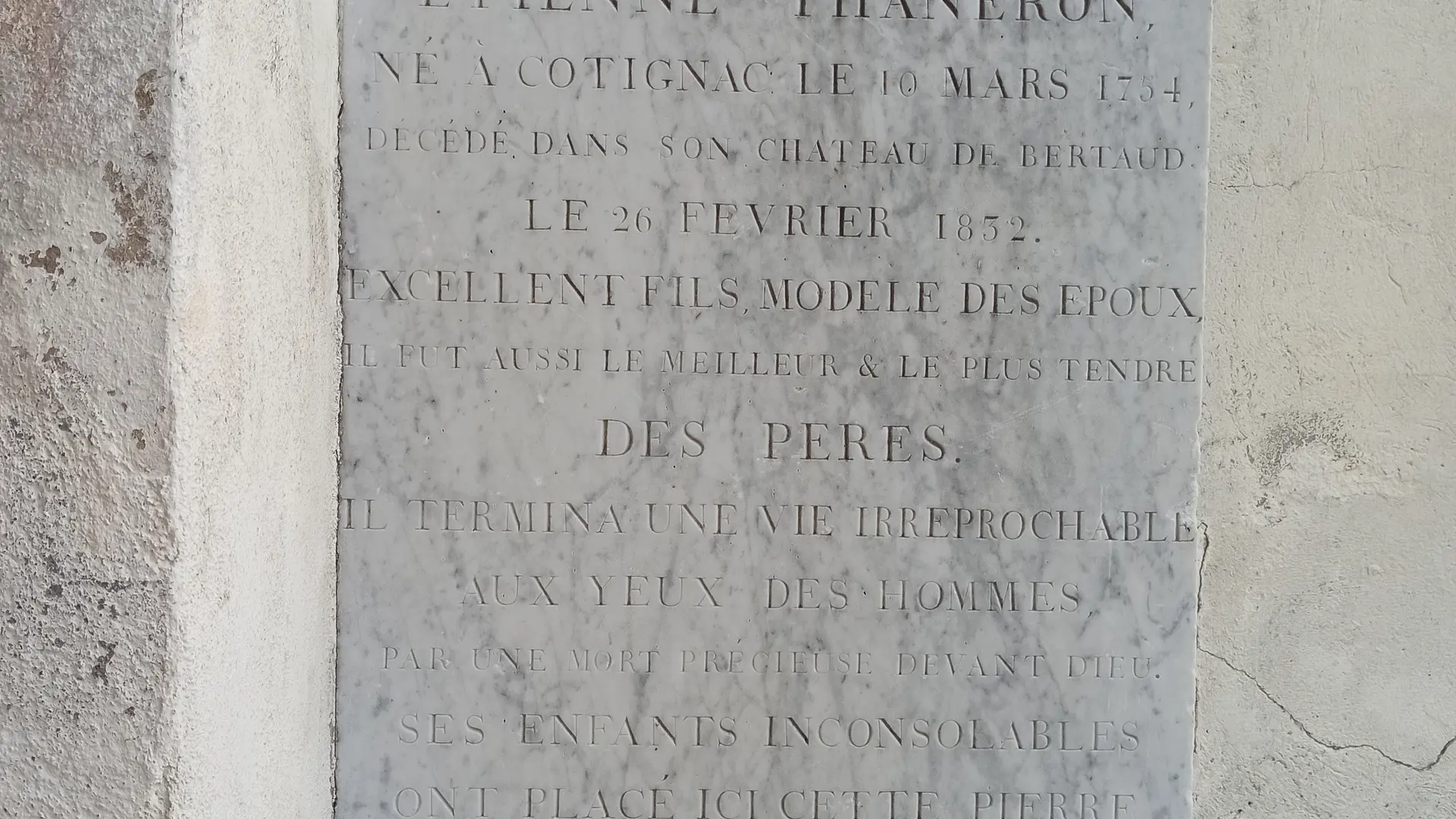 Ancienne pierre funéraire d'Étienne Thaneron, seigneur de Bertaud  au cimetière de Gassin - https://gassin.eu