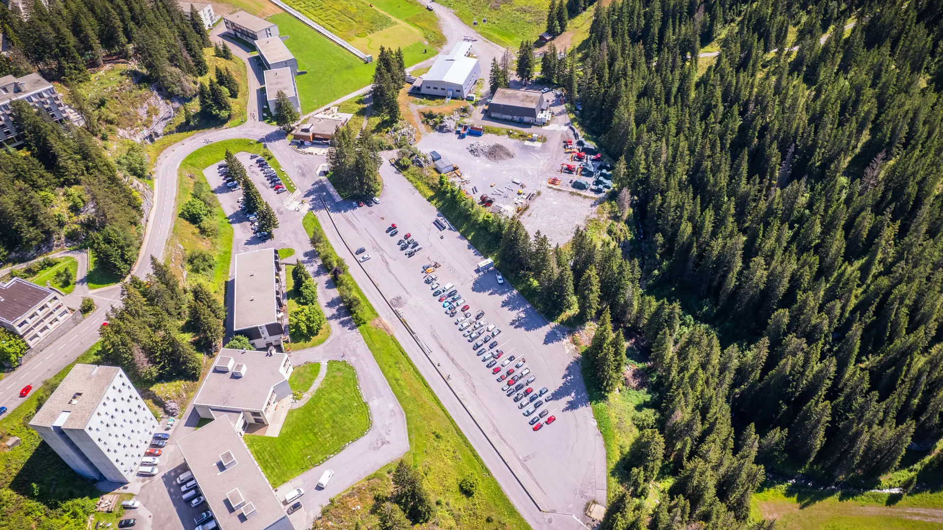 Vue aérienne du parking P1 à Flaine Front de Neige