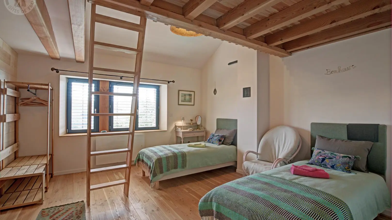 Chambre familiale Sérénité, couchage modulable simple ou double 90X200, banc pour bagages, penderie