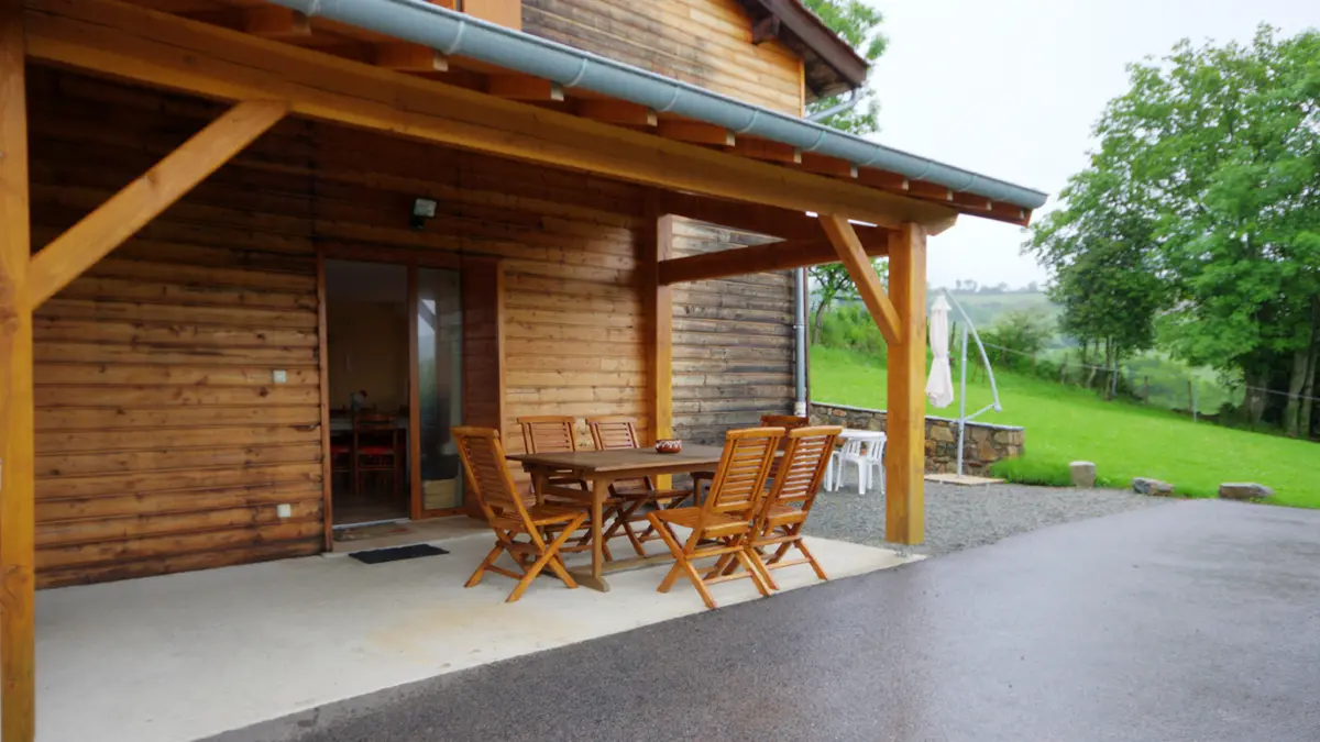Entrée du gîte et une première terrasse couverte.