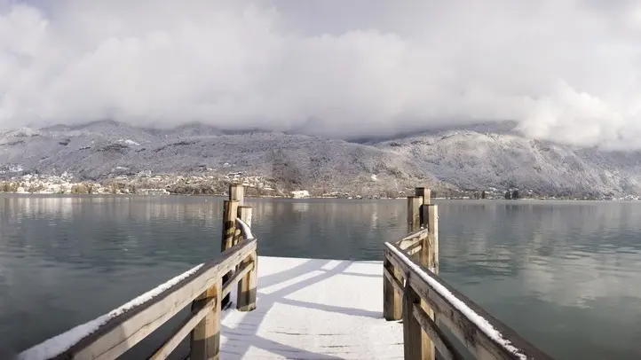 Le lac d'Annecy, sous la neige
