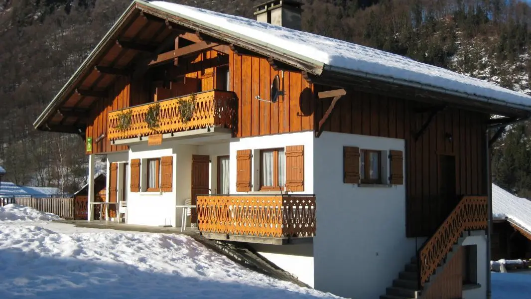 accès gîte par escalier sur le côté de la maison