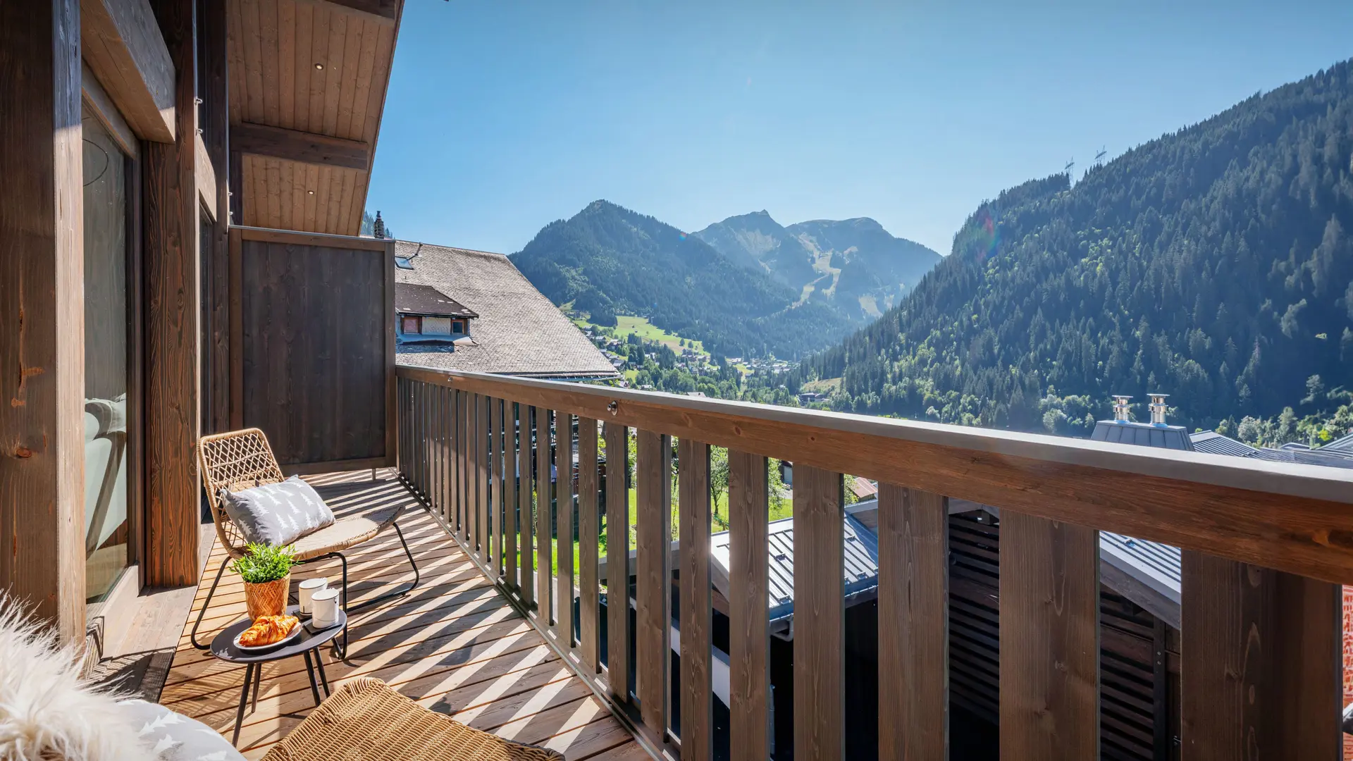 Balcon avec chaises et table et magnifique vue sur le Linga et le Mont de Grange