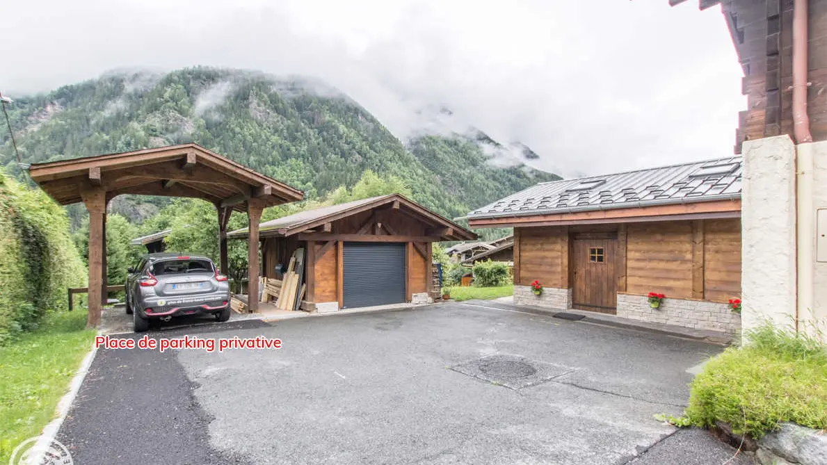 Vue sur place de parking couverte du gîte