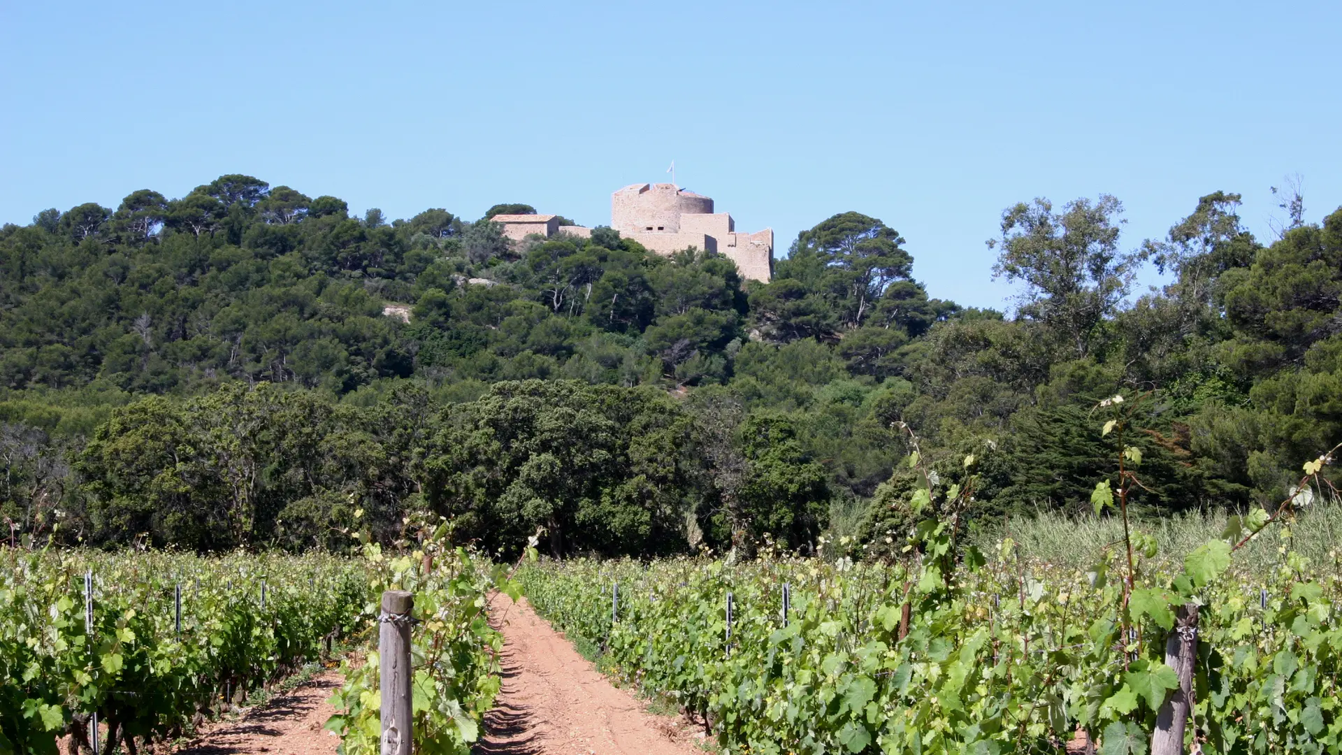 Le Fort Ste Agathe domine le plaine de la Courtade