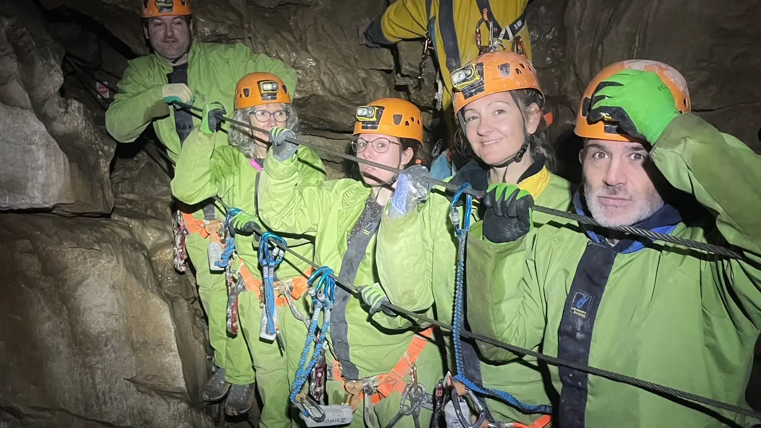 Entre amis ou en famille, découvrez la via sous-terrata de la Tune  avec Ecrins Spéléo Canyon