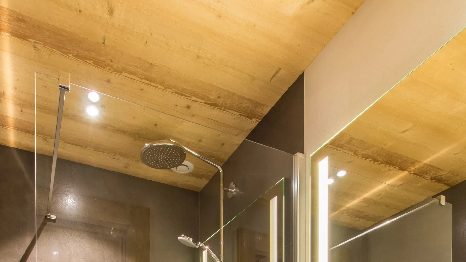 Salle de bain avec douche à l'italienne