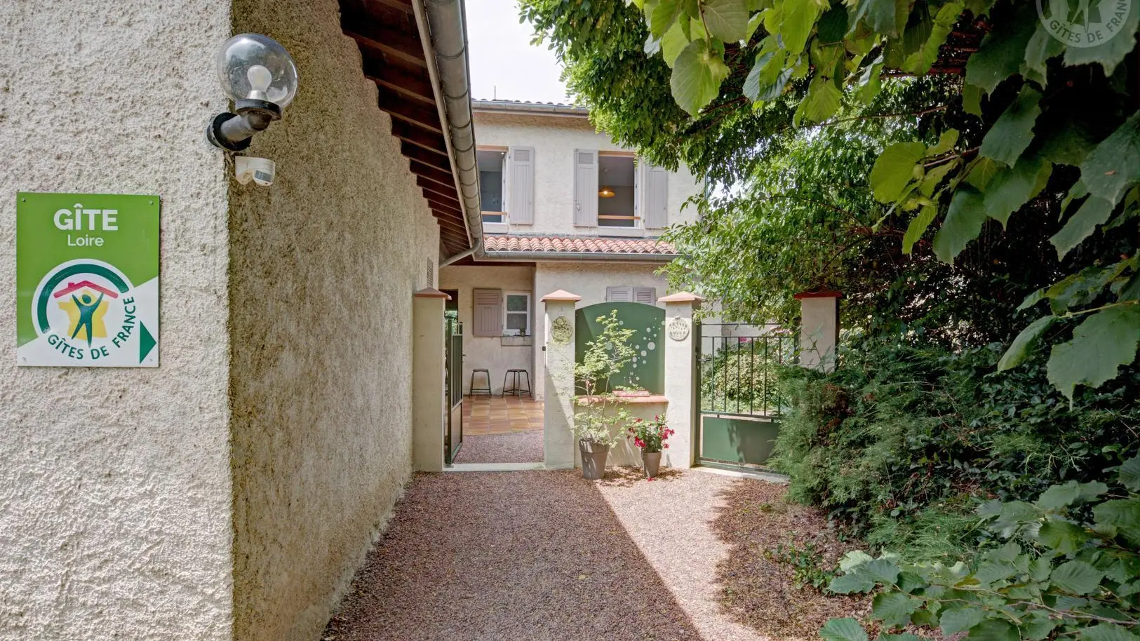 Les deux gîtes mitoyens avec entrée et terrasse privative (à gauche La Bulle / à droite La Petite Bulle).