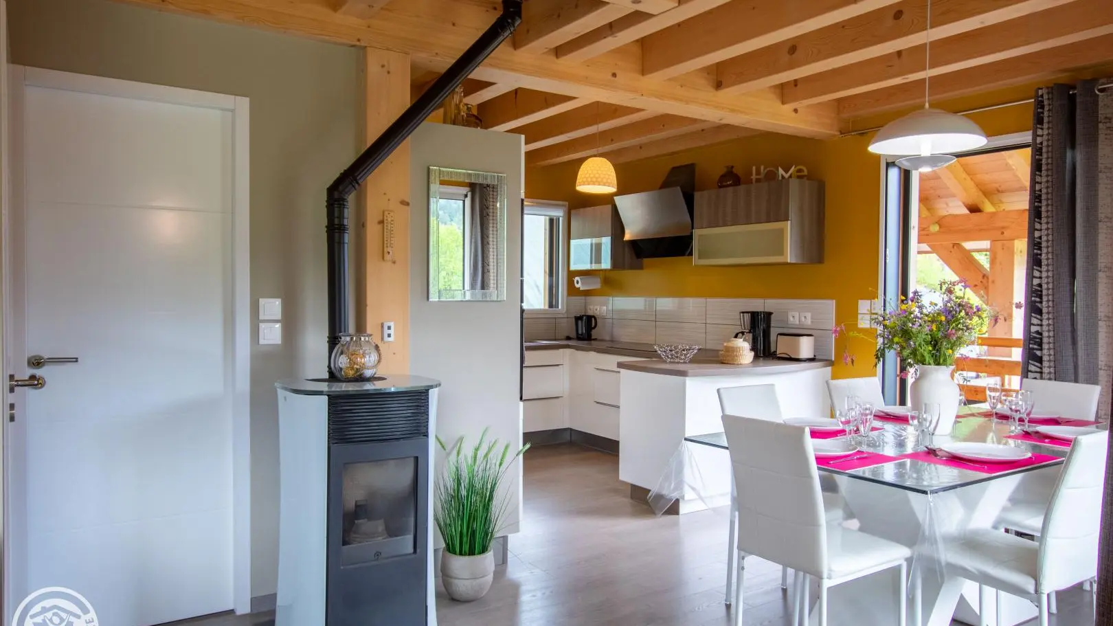 Accès à la terrasse de la pièce de vie.
Pour information, le poêle à bois présent dans le gîte et sur les photos n'est pas utilisable.