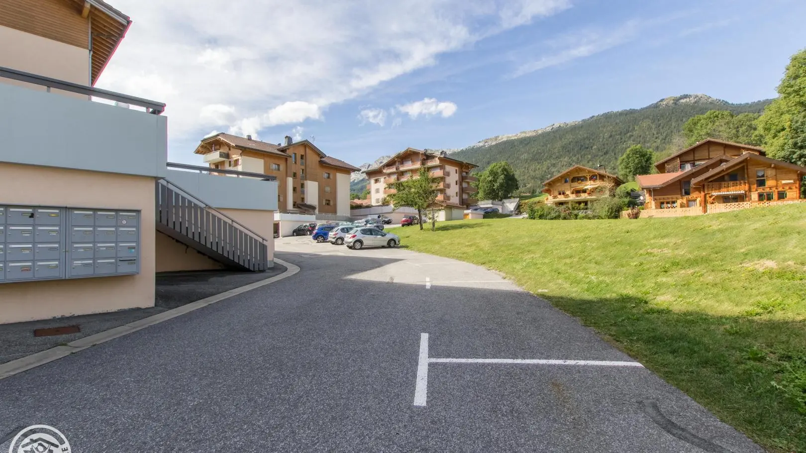 Stationnement facile au pied de la résidence. Déneigé en hiver.