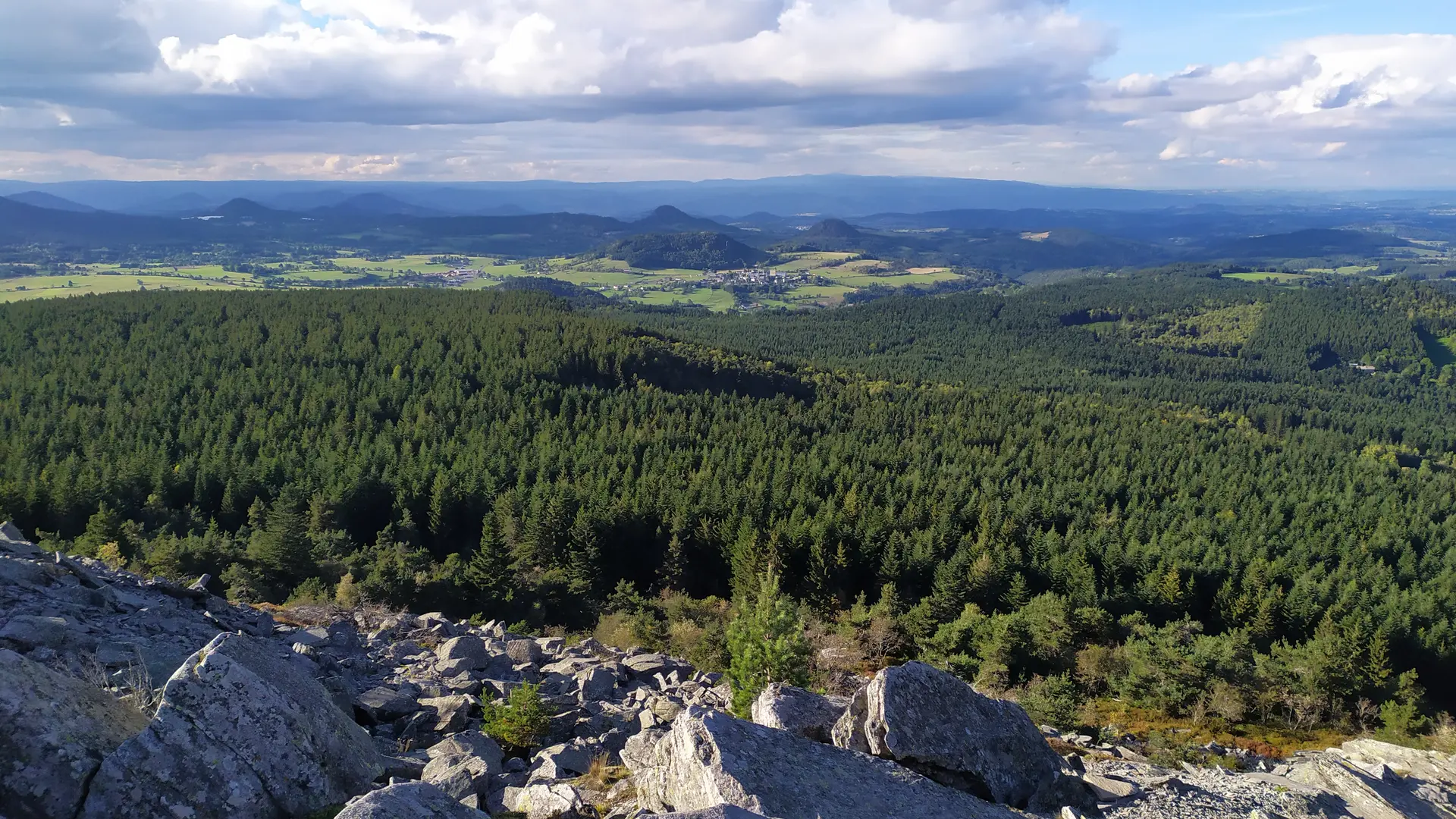 Vue sur Araules et les Sucs depuis le Pic du Lizieux