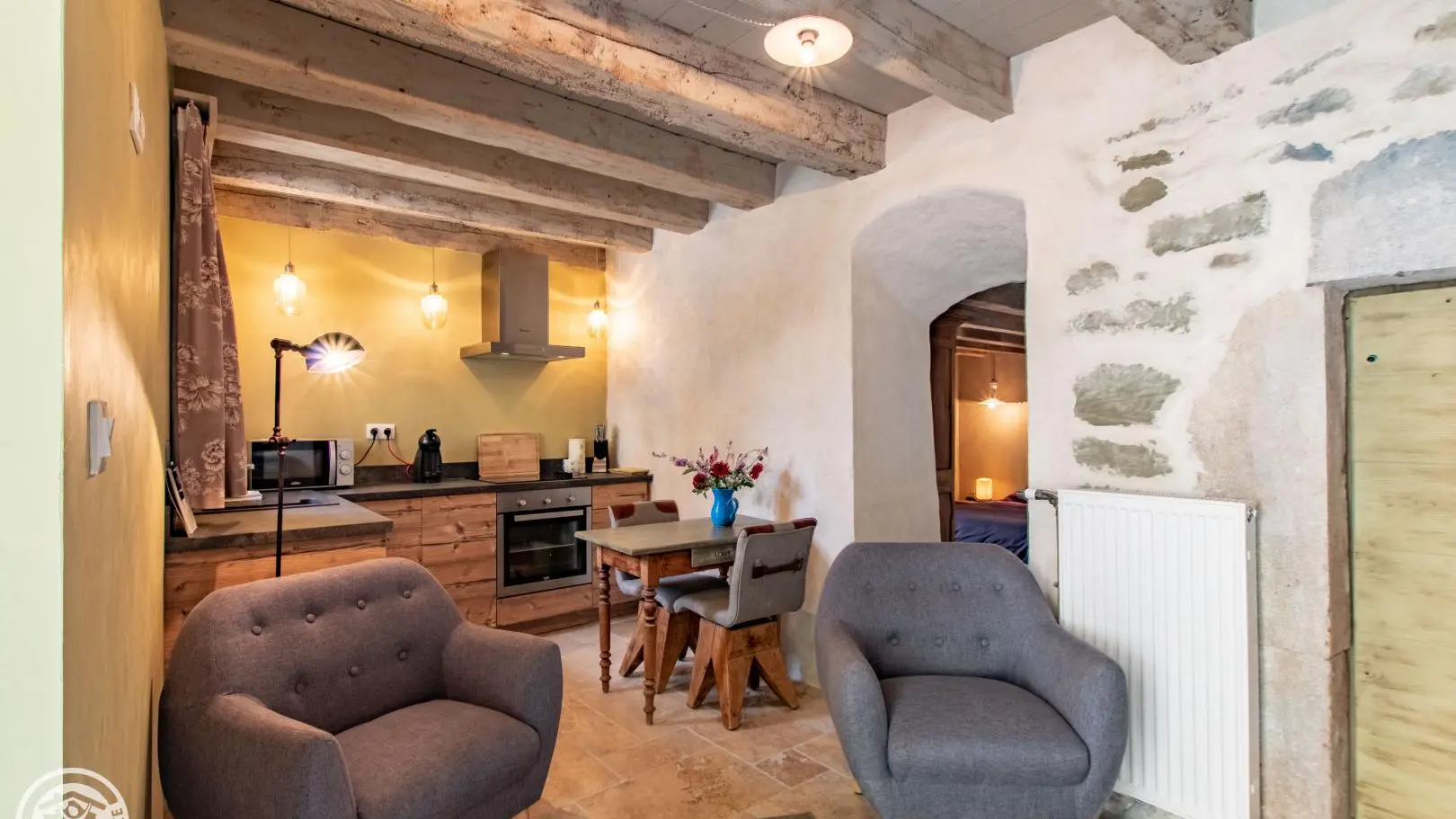 Pièce principale du gîte et accès chambre