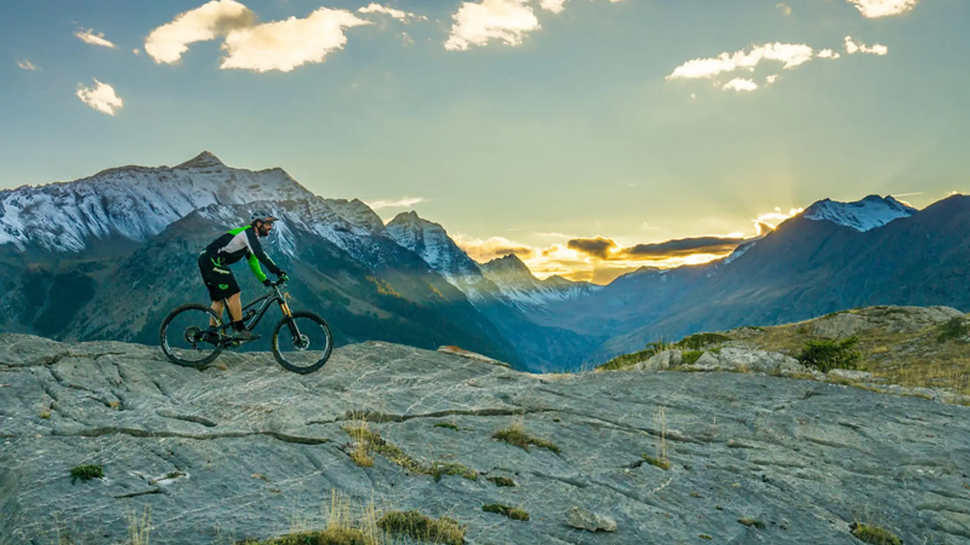 Coucher du soleil les têtes
