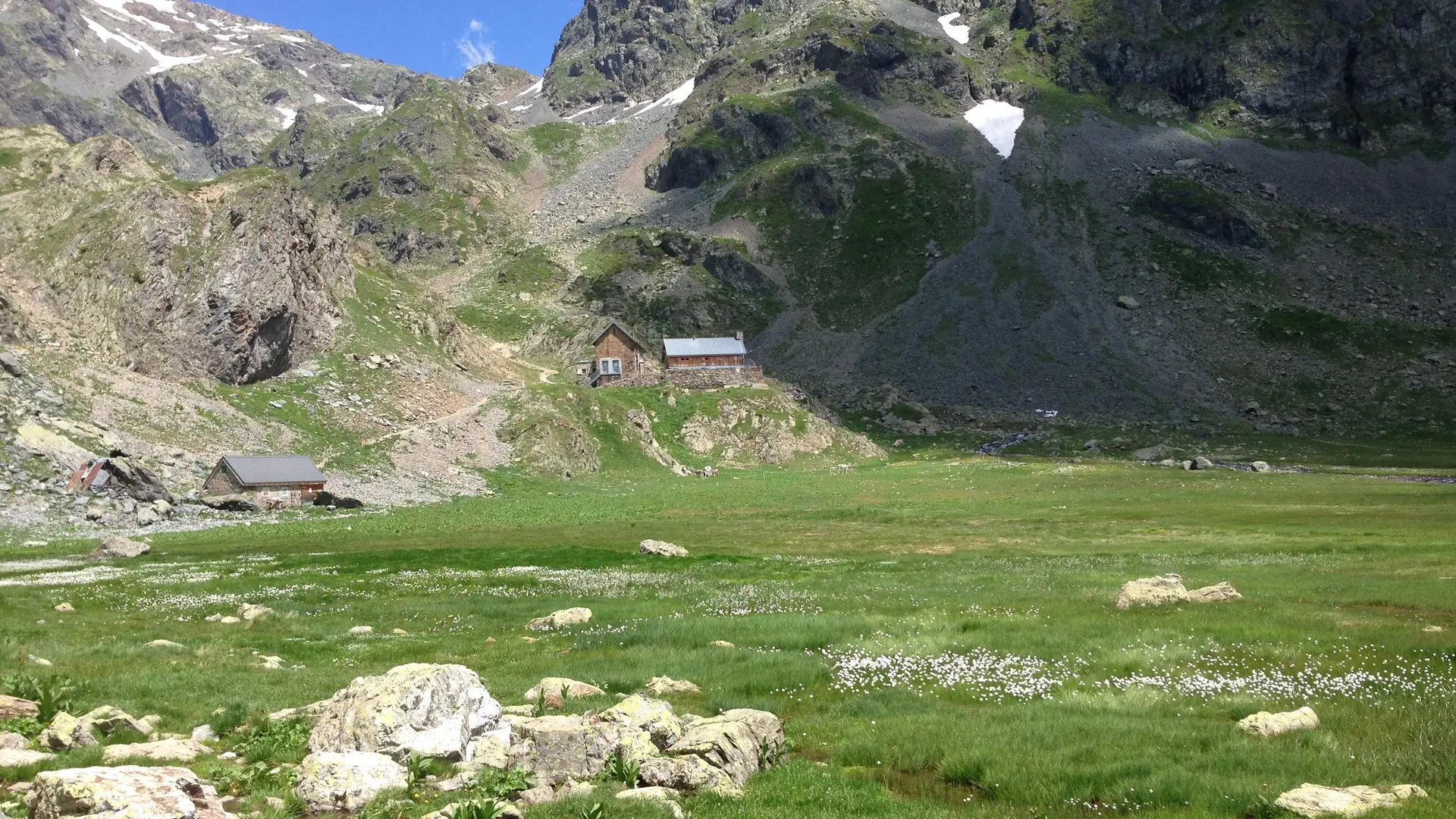 refuge au dessus du vallon du Pra