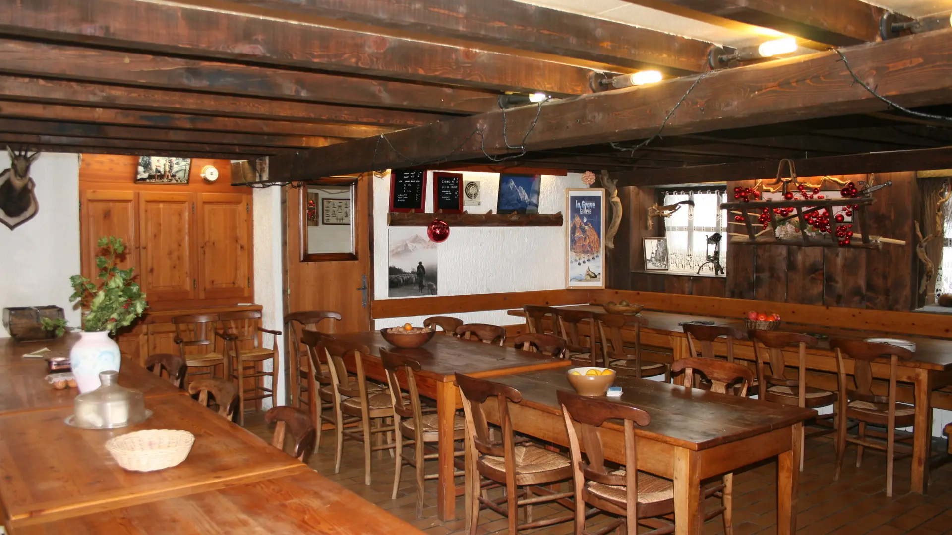 La salle de restauration du gîte Chez Baptiste - Le Chazelet - La Grave
