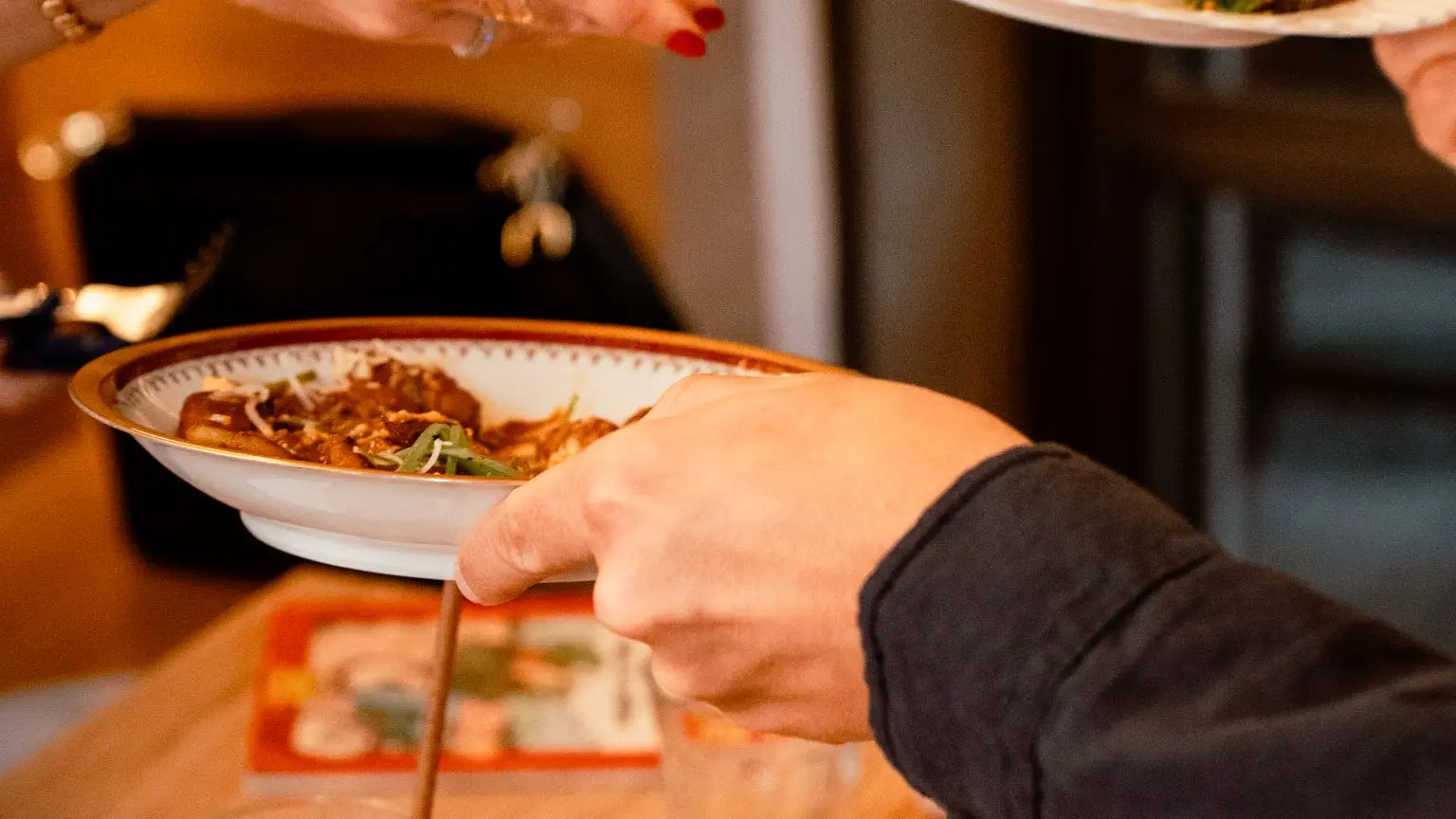 deux clients qui s'échangent des assiettes garnies