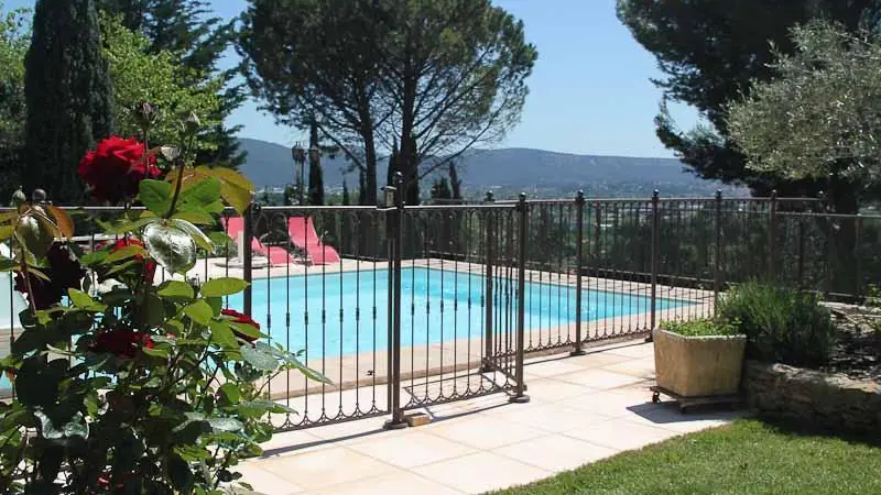 Piscine avec vue sur la vallée de l'Huveaune