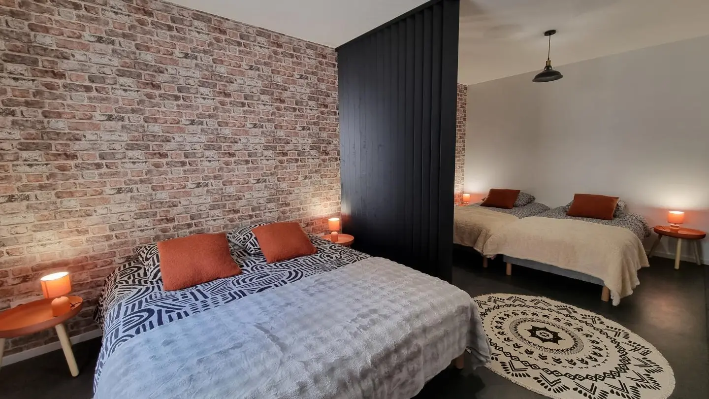 Dortoir Manhattan : un lit 160x200 et deux lits 90x200 disposant d'une salle d'eau (douche - double vasque).