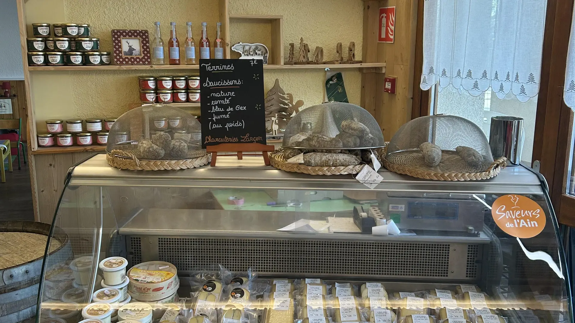 La gamme de fromages, charcuterie