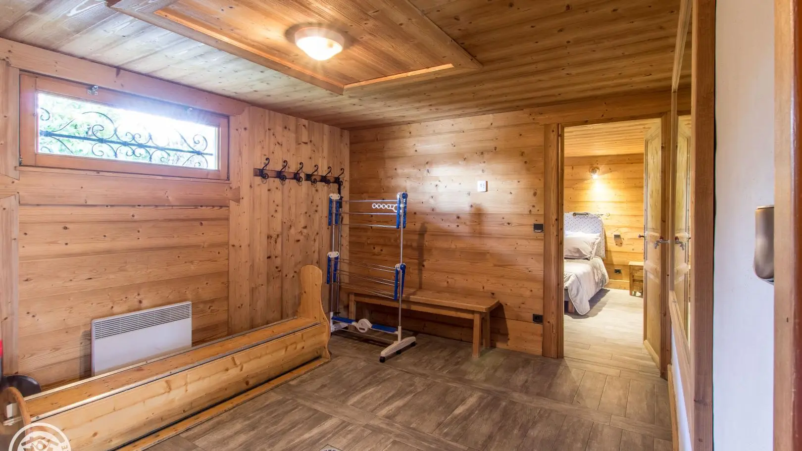 Skiroom au rez-de-chaussée donnant accès à une chambre