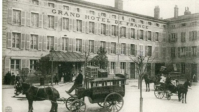 Ancienne carte postale représentant l'Hôtel de France (noir & blanc)