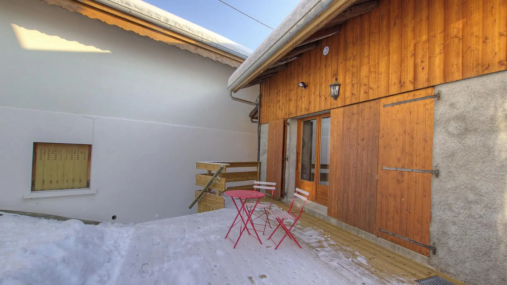 Terrasse privative (accès et entrée du gîte)