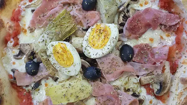 Plat de pizza jambon oeuf champignons olives