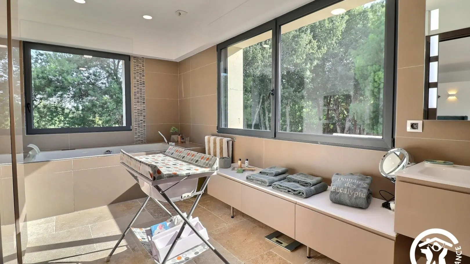 SALLE DE BAIN EQUIPEE POUR BEBE