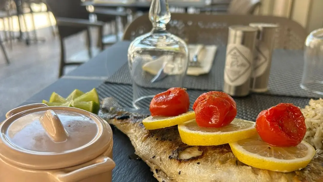 ardoise avec un poisson entier grillé