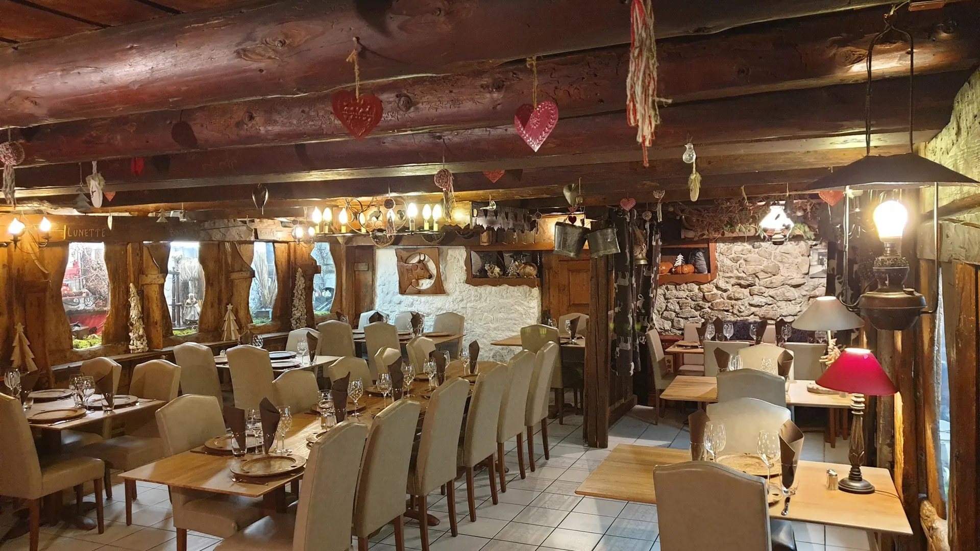 Salle du restaurant Vieux Four à Châtel