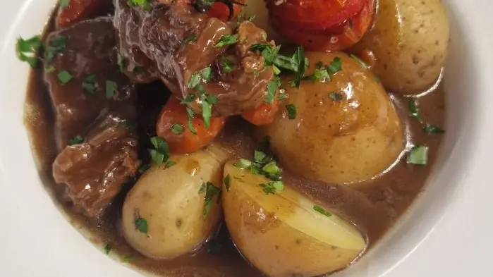 assiette d'un plat en sauce