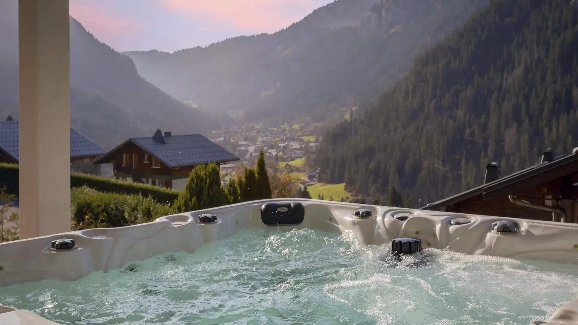 Bains à remous sur la terrasse avec vue sur les montagnes