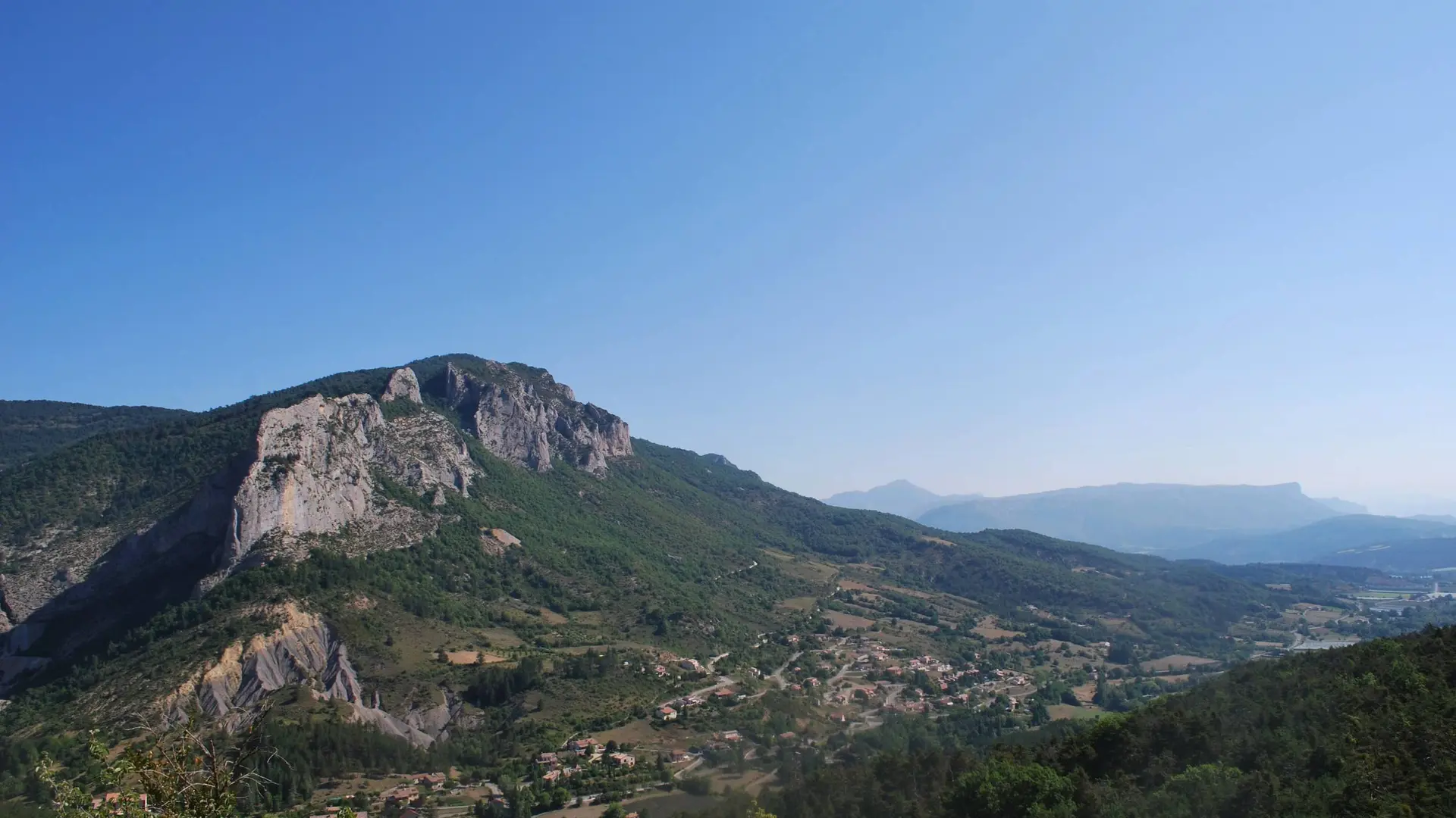 Les falaises d'Orpierre, réputées pour l'escalade