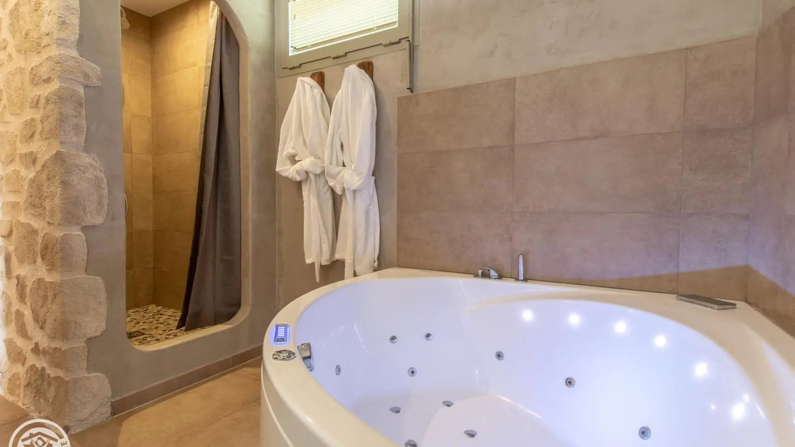 Salle d'eau avec douche et baignoire balnéo