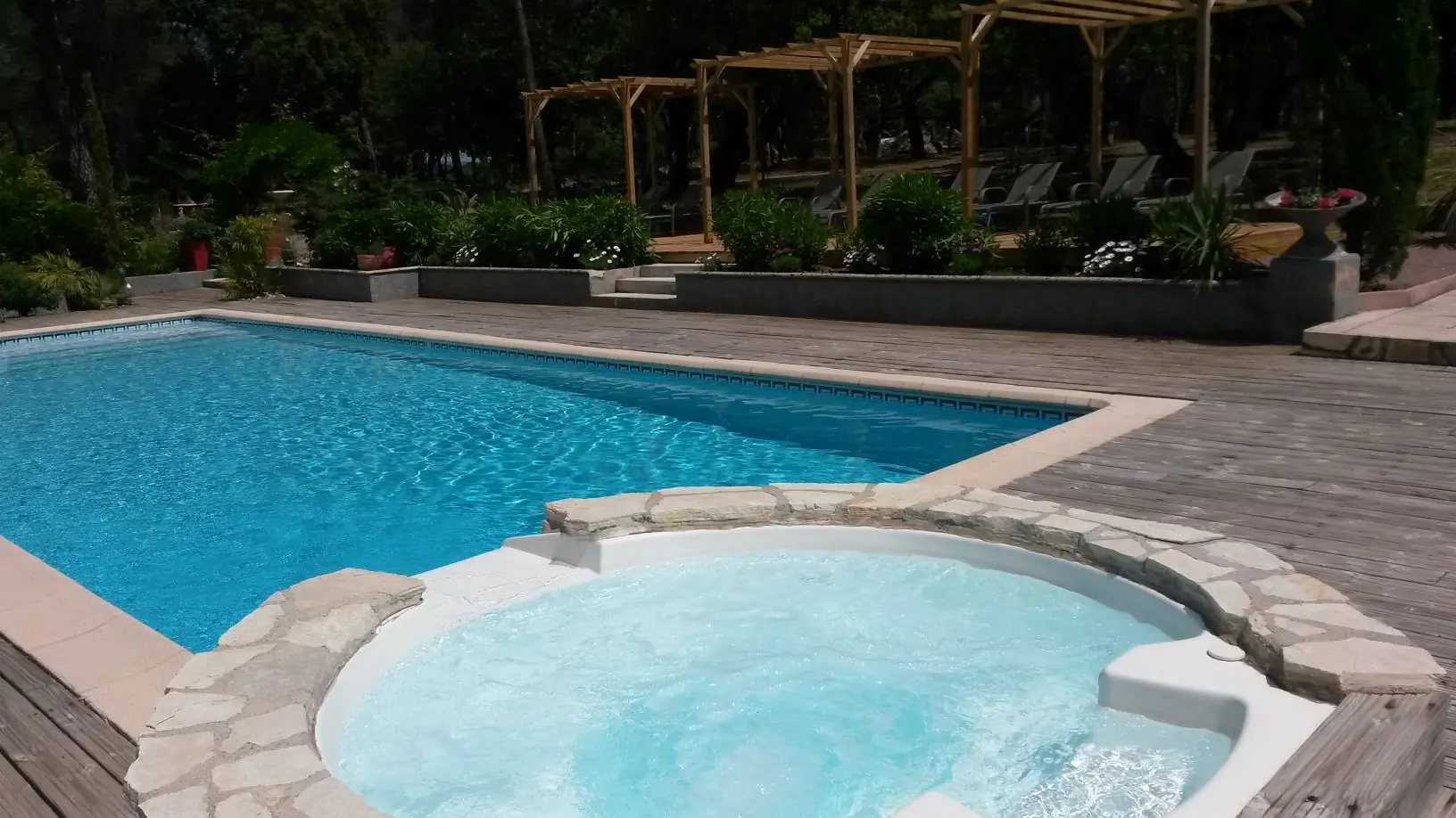 Espace piscine-jacuzzi