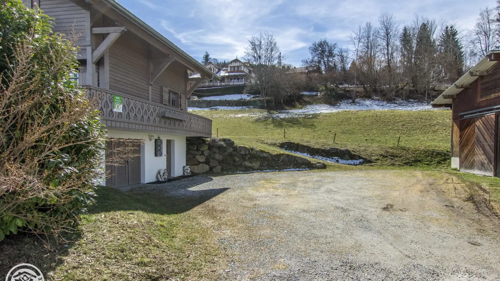 Cour entre la gîte et le bâtiment agricole