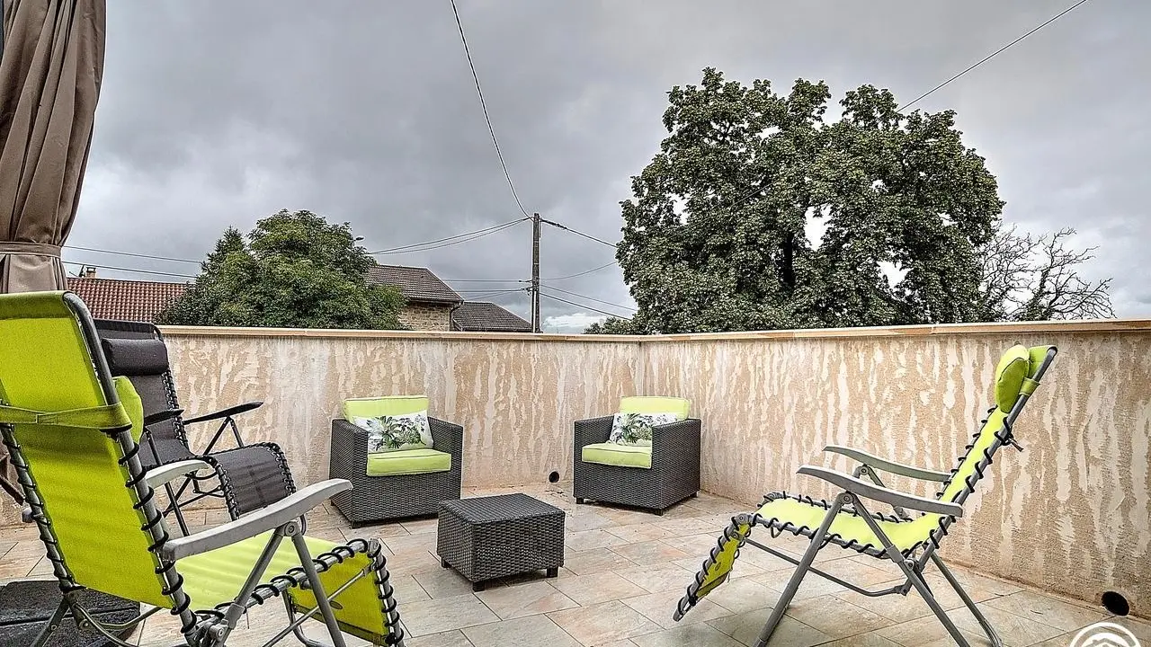 La terrasse à l'avant du gîte