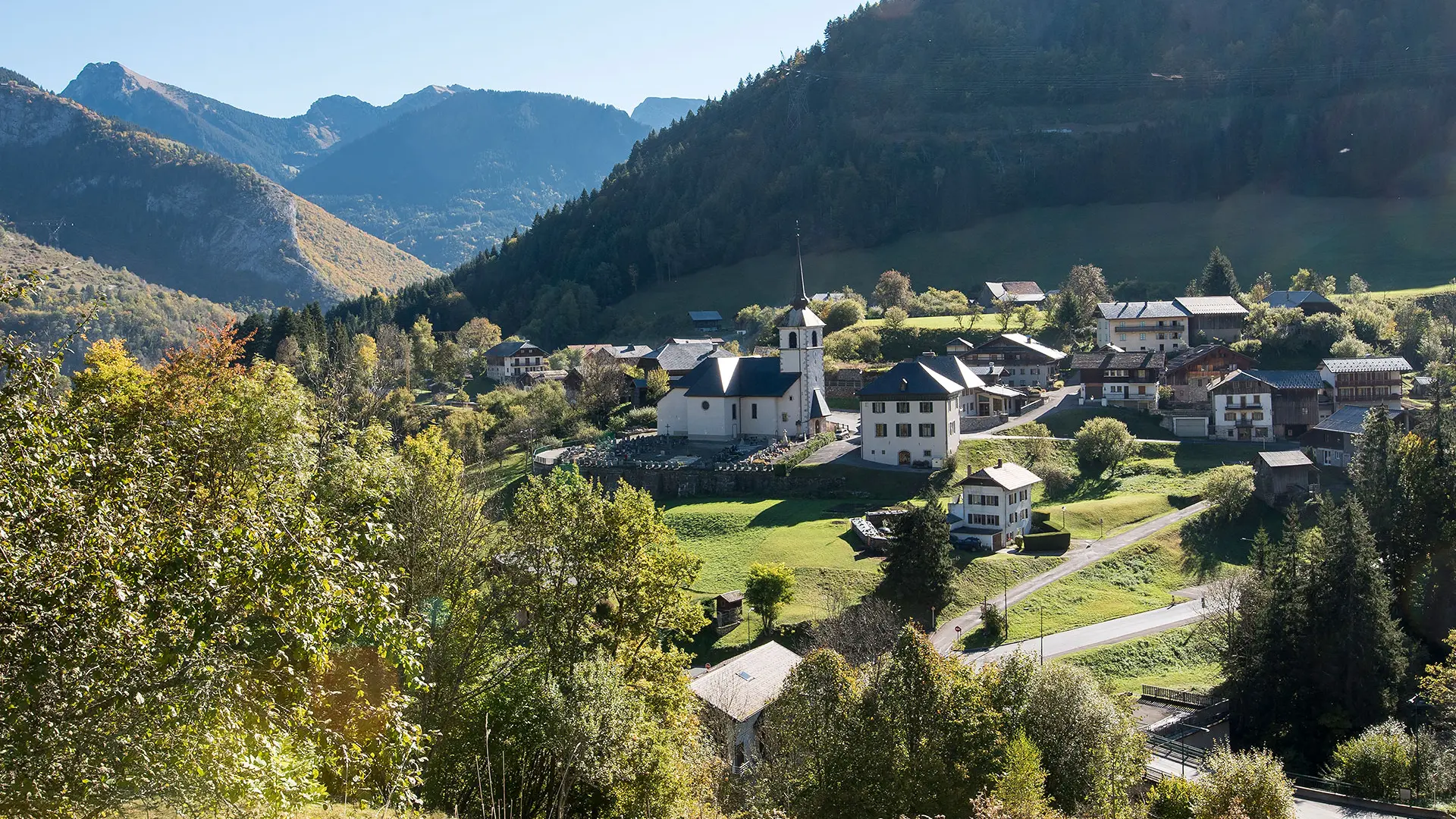 Vue sur le village depuis le hameau du Crêt