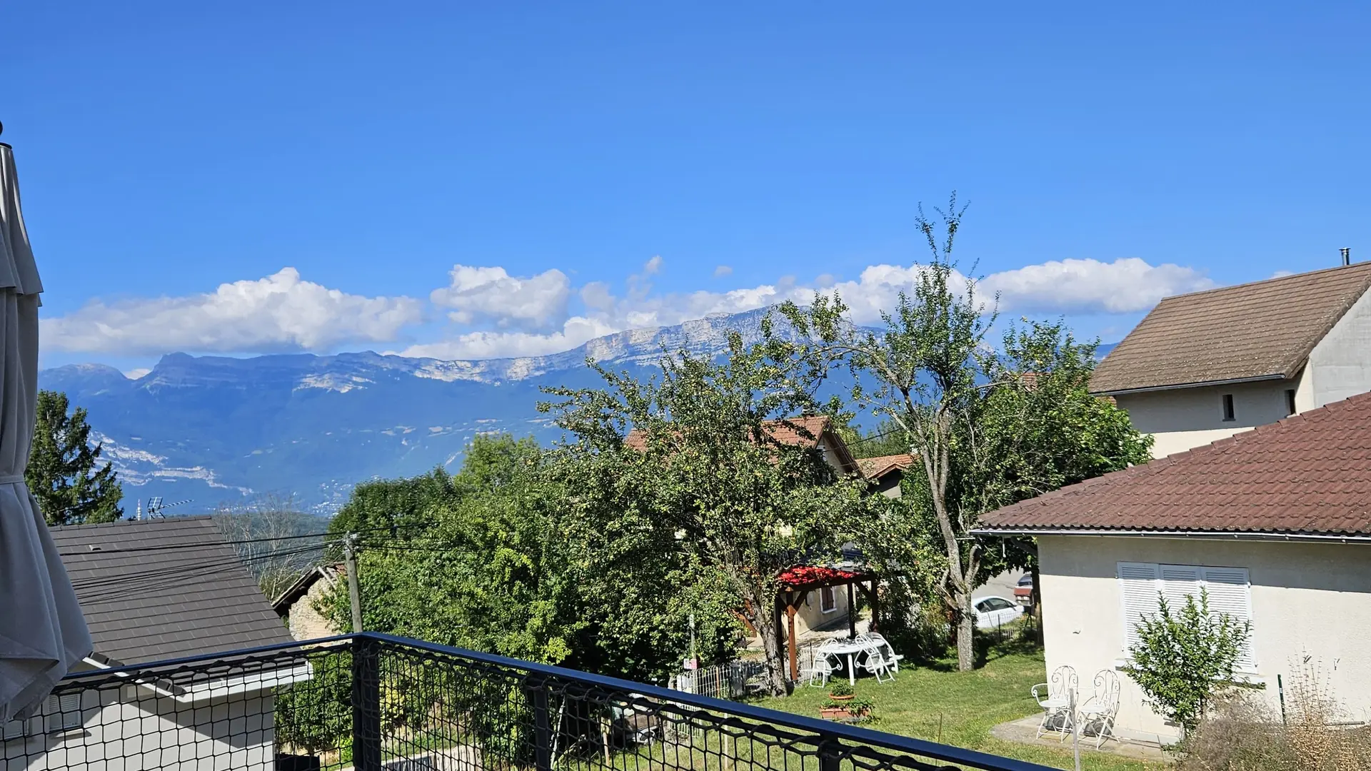 Vue sur la chaine du Vercors depuis la Terrasse.