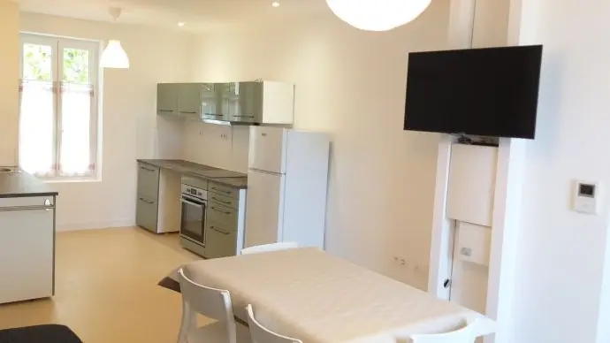 Pièce à vivre : salle à manger et cuisine équipée