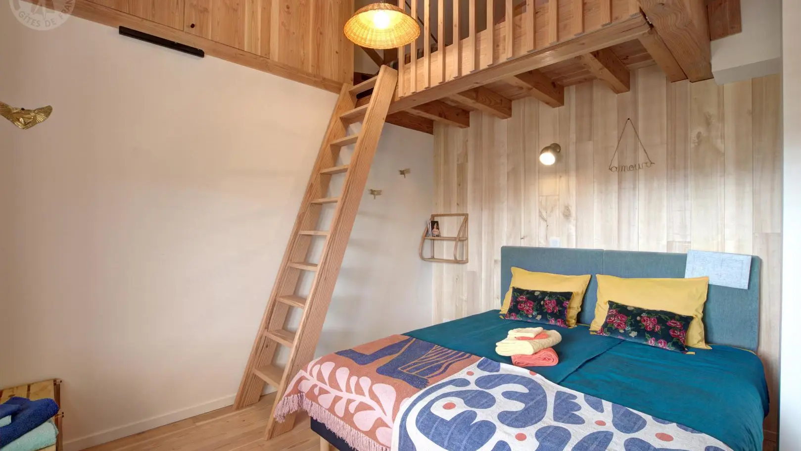 Chambre Harmonie, lit double 180X200 ou simple, fauteuil, livres, banc pour bagage, penderie