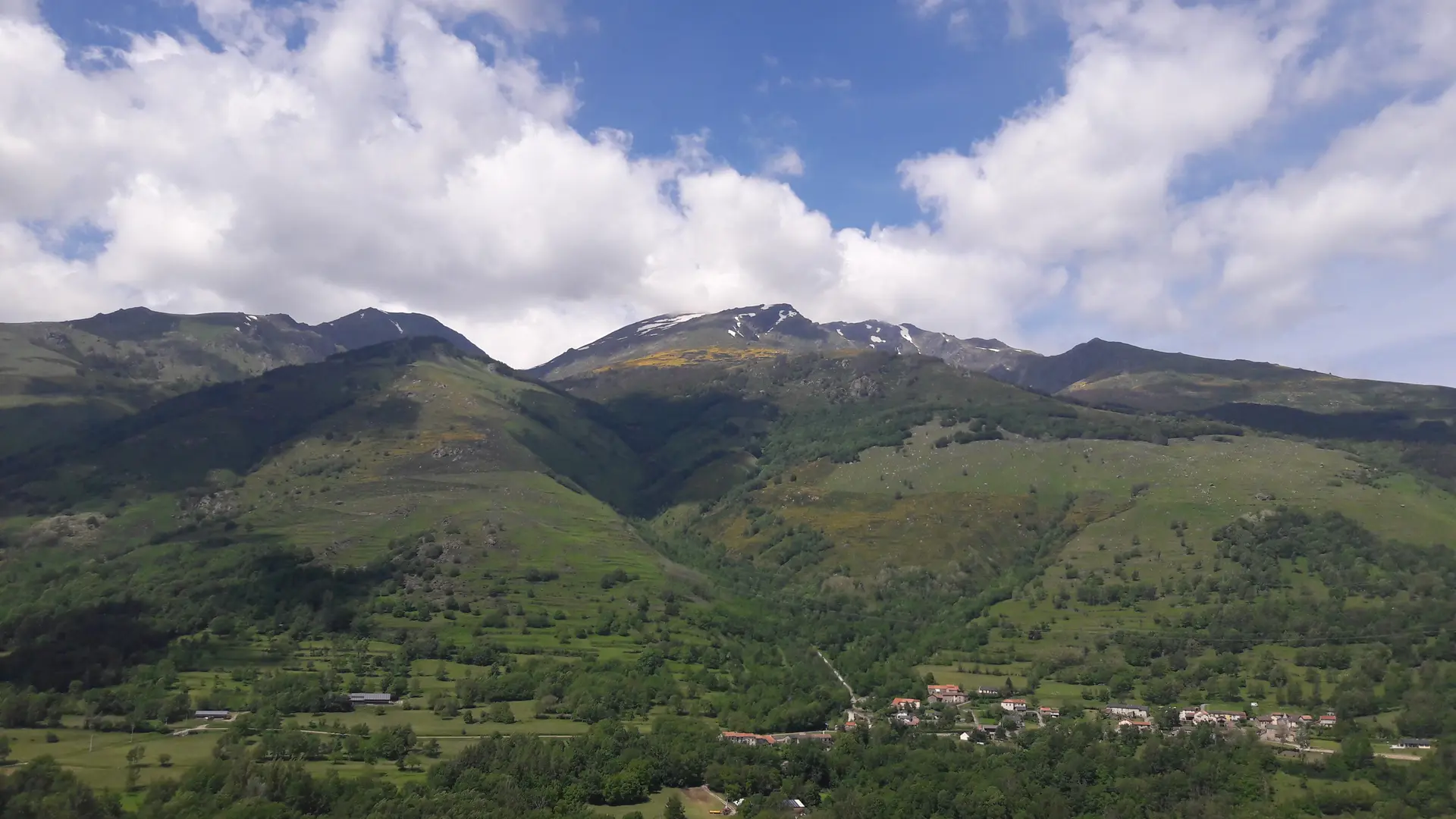 Vue sur village et sommet