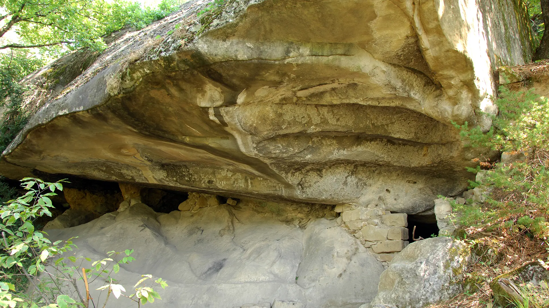 Abri sous roche sur le sentier des grès d'Annot