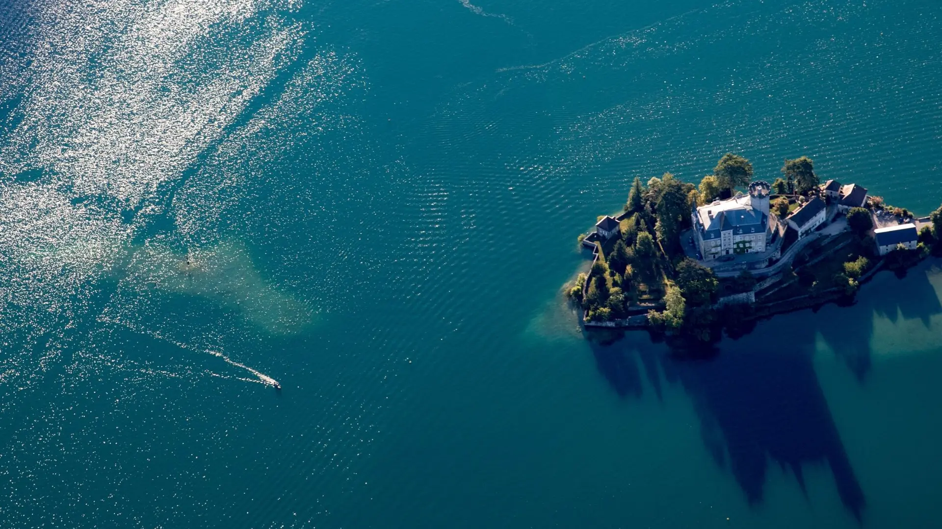 vue aérienne château de Duingt lac d'Annecy