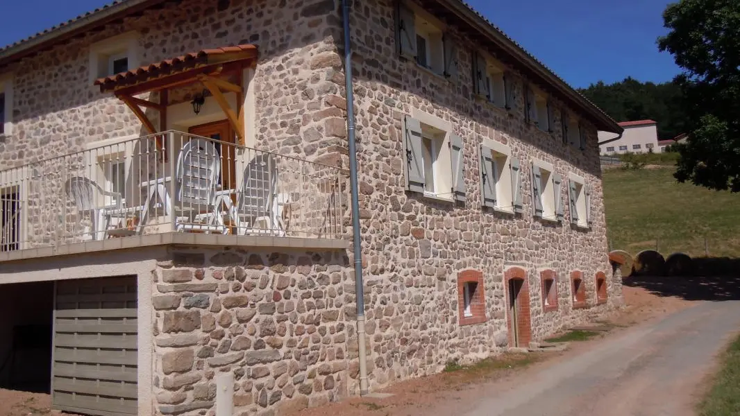 Balcon et fenêtres côté salon et chambre.