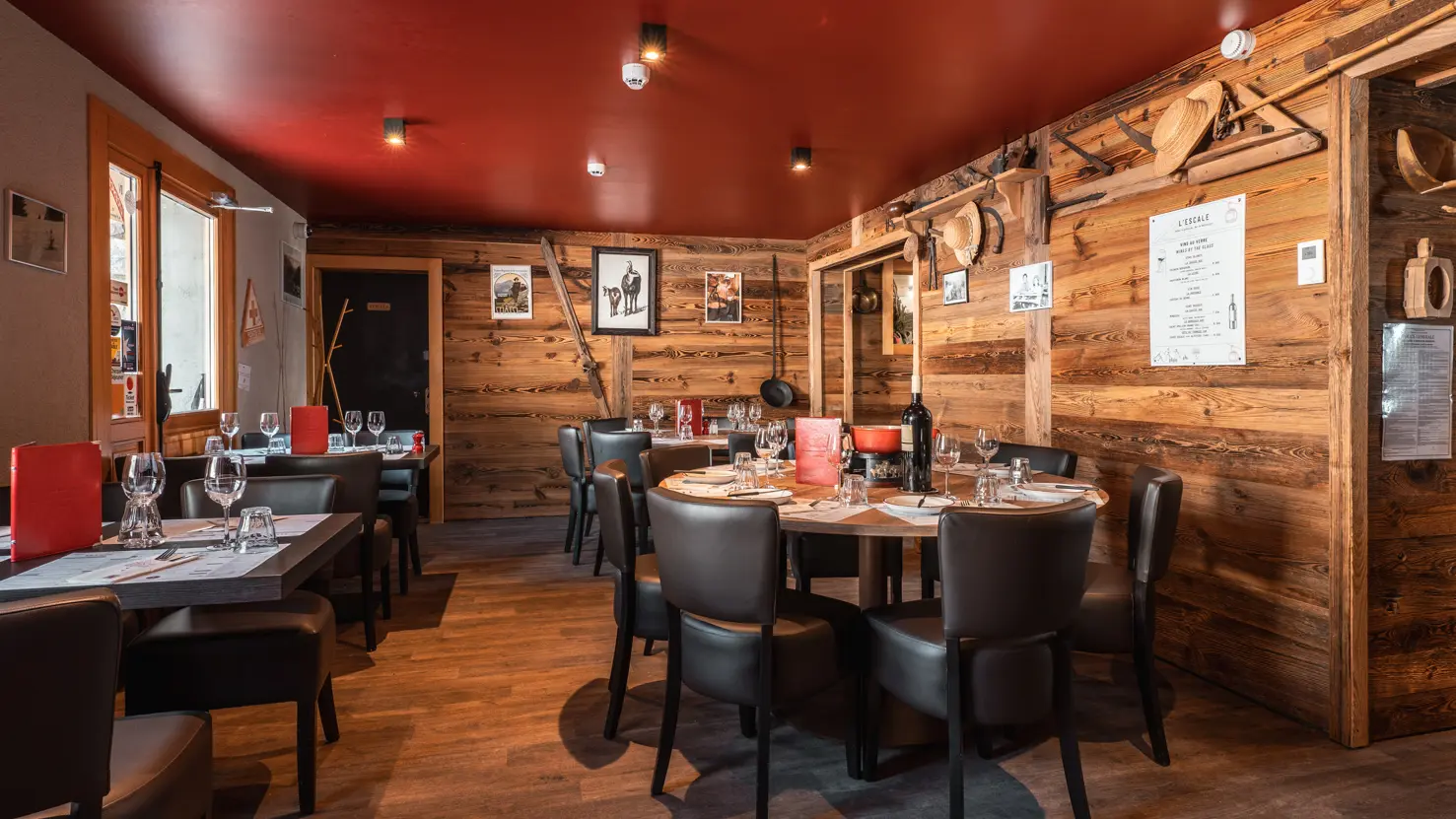 Room with 2 round tables