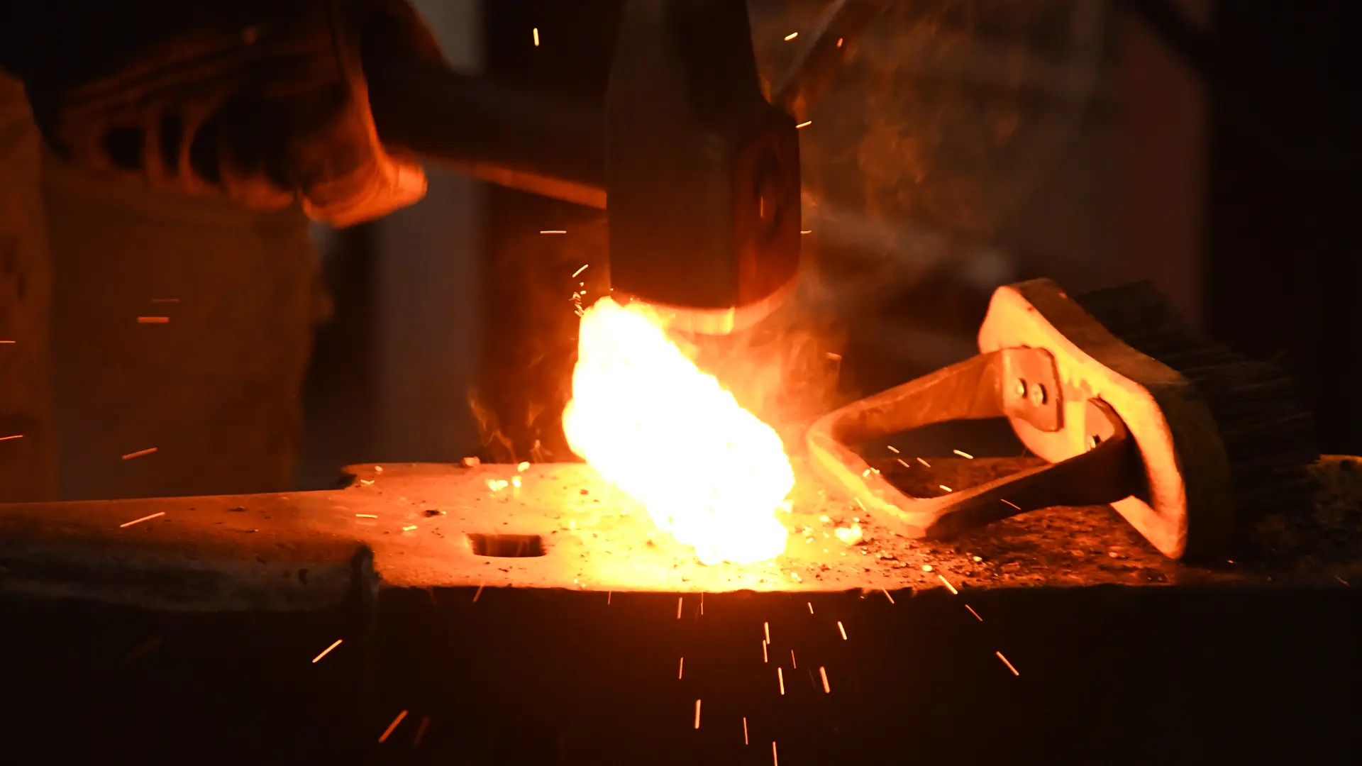 une des étapes de fabrication de l'acier damassé