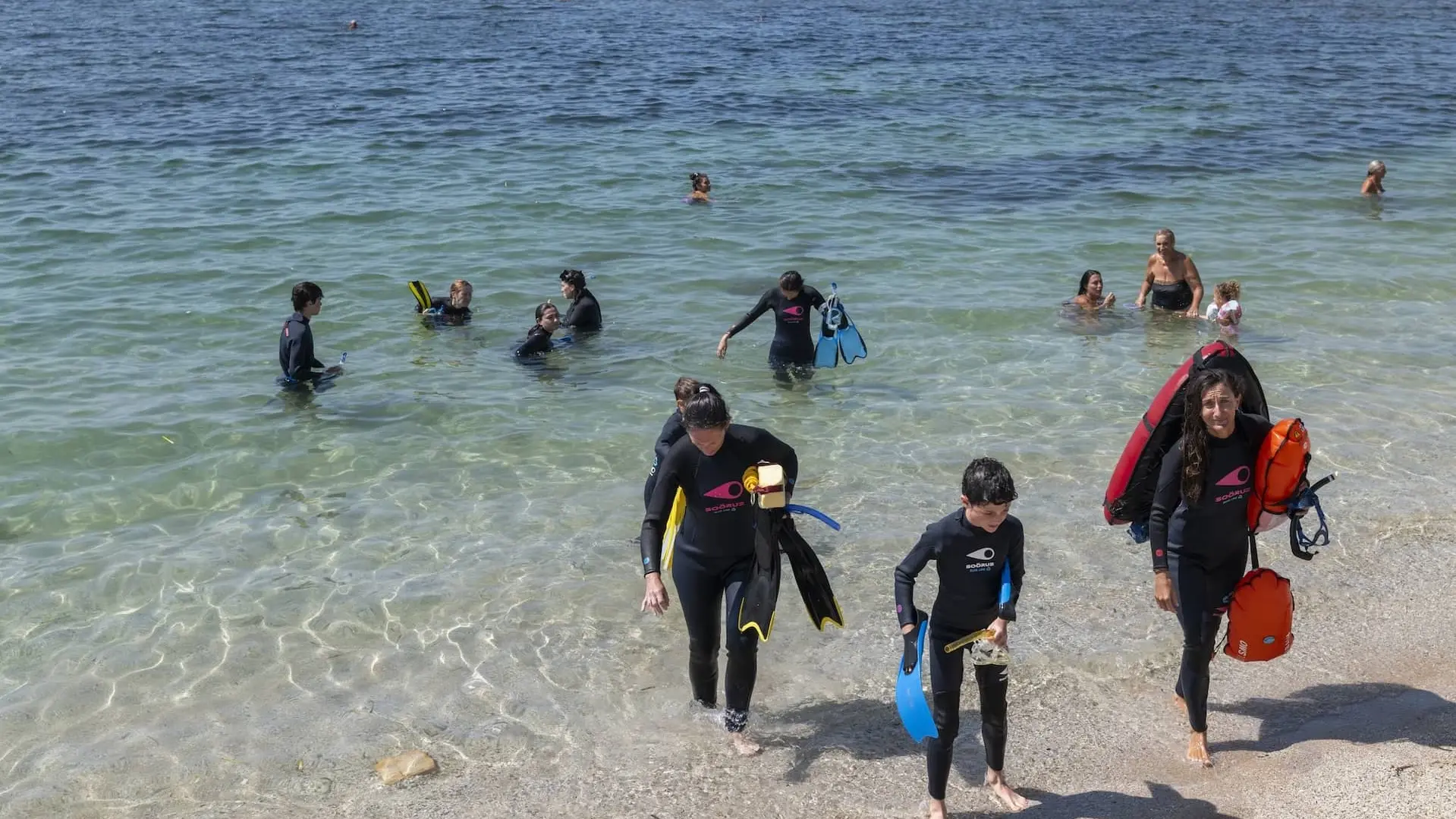 Nage plamée en groupe et encadrée par Camille, sur les vestiges d'Olbia à l'Almanarre