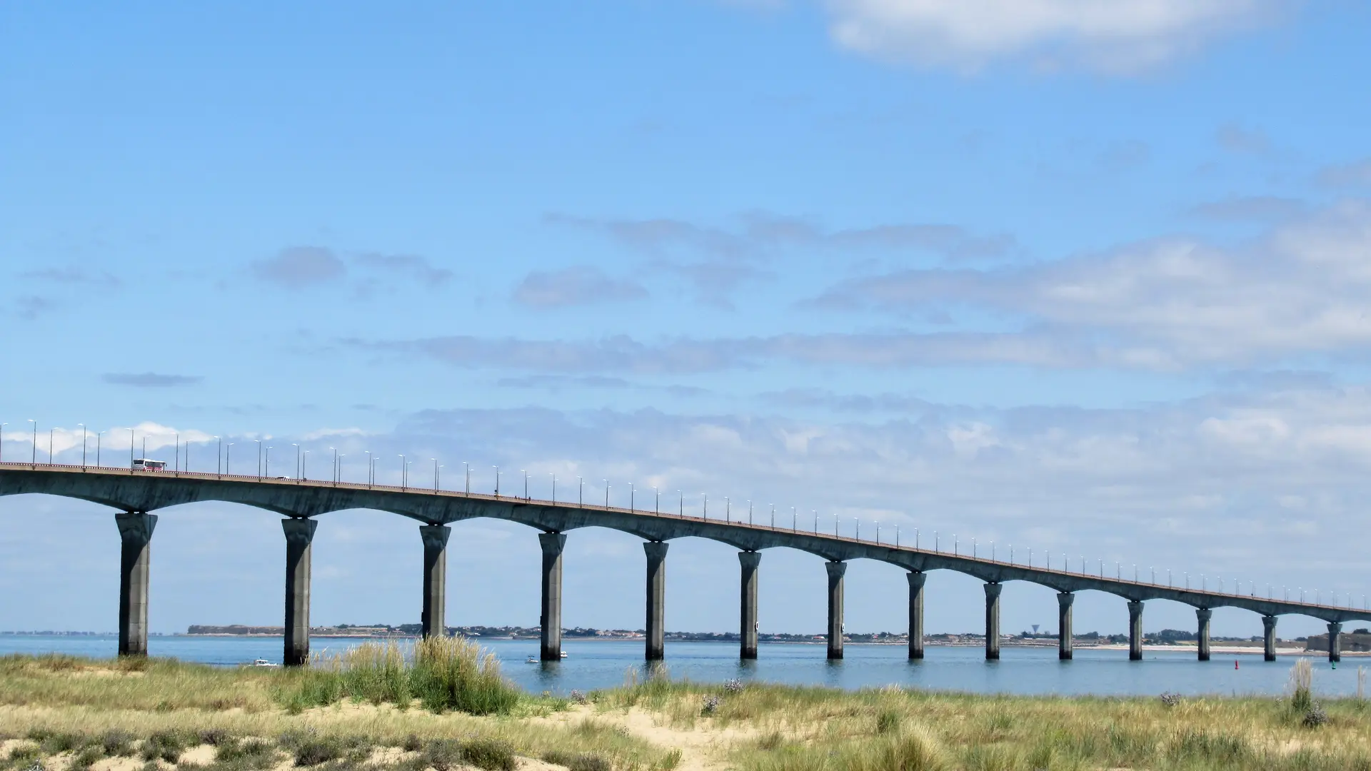 Pont de l'île de Ré depuis la dune