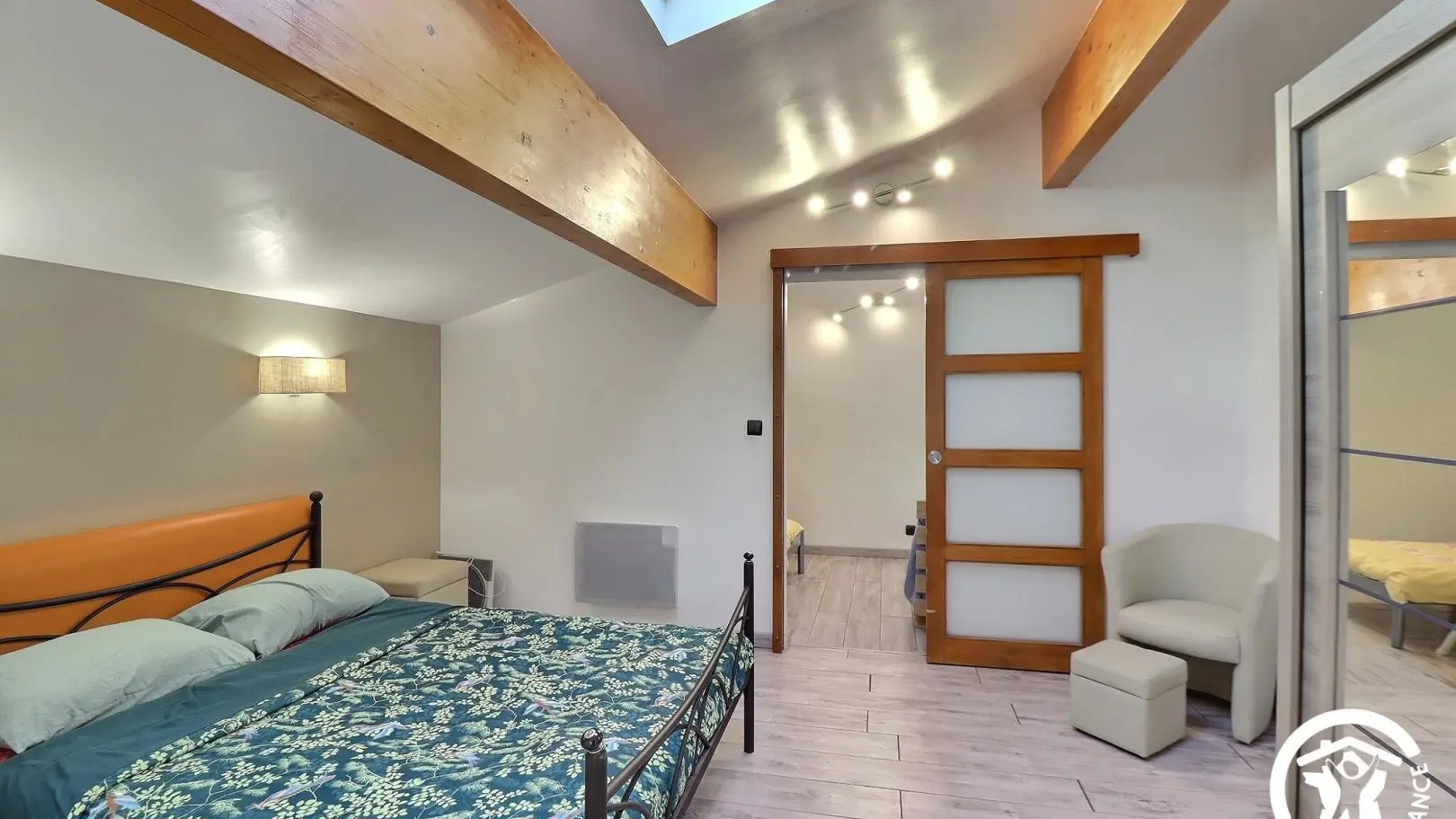 chambre à l'étage avec lit double